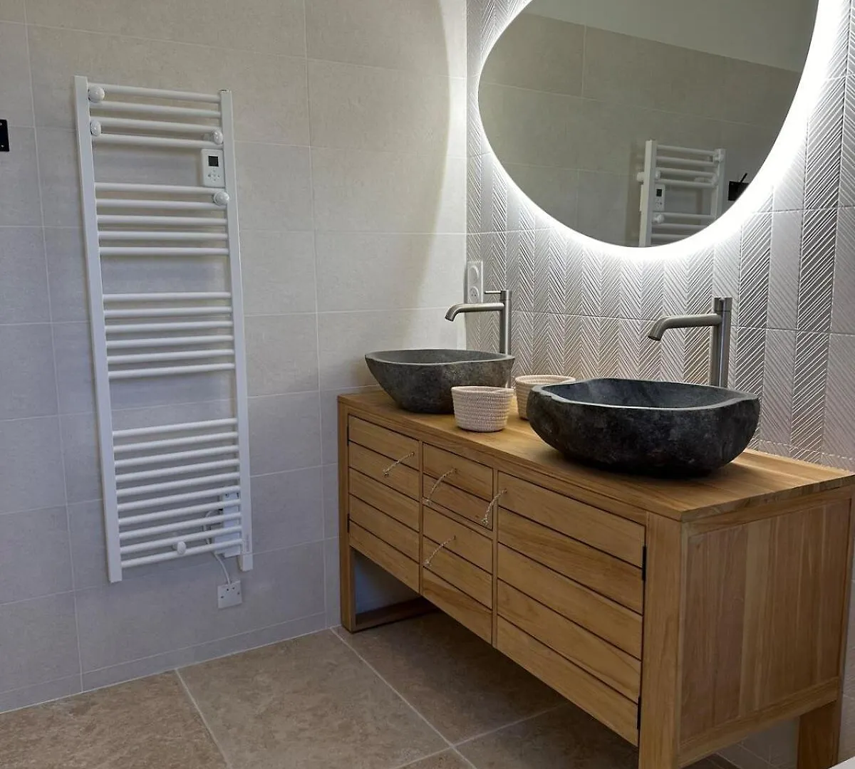4 Bedroom Villa, Private Pool And Garden Cabrieres-d'Avignon 0*,  France