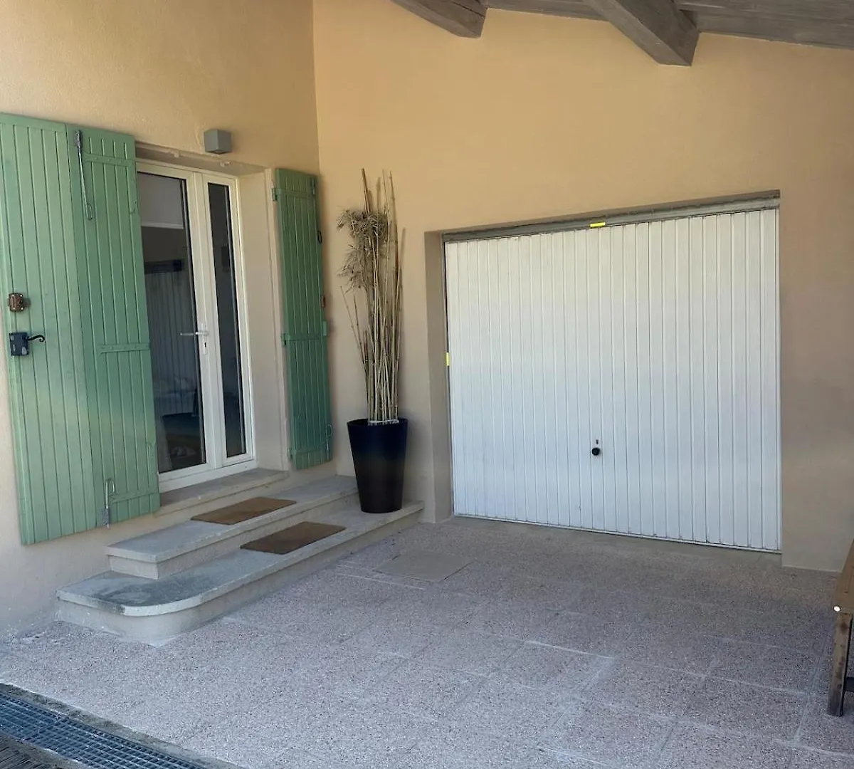 4 Bedroom Villa, Private Pool And Garden Cabrieres-d'Avignon 0*,  France