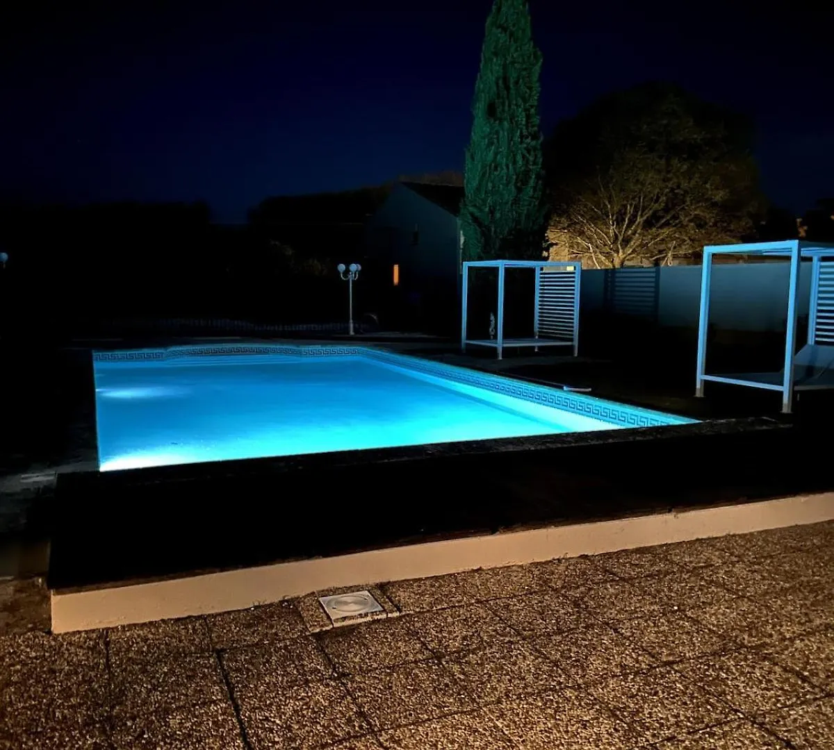 Villa 4 Bedroom Villa, Private Pool And Garden Cabrieres-d'Avignon France